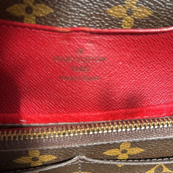 $1200 Authentic LOUIS VUITTON Wallet - Picture 4 of 7